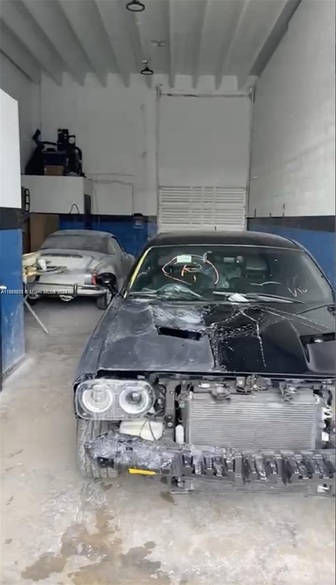 Warehouse for RENT with a small yard, office, bathroom. Perfect auto repair shop and many other businesses .Great location in Homestead . Unit IS AVAILABLE FOR SALE AS WELL