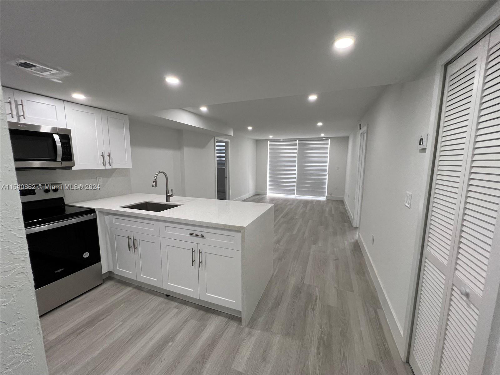 COMPLETELY REMODELED 2 BEDROOM / 1.5 BATH UNIT, EVERYTHING BRAND NEW!
New kitchen with all new appliances, LED high hats throughout, new bathrooms, new floors, new custom window shades. READY TO MOVE IN! Over 55k in remodeling costs. Unit is on ground floor.