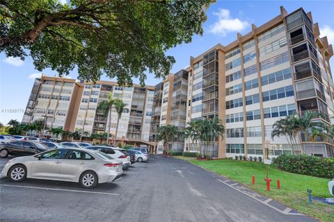 Photo of 1200 Saint Charles Pl #413, Pembroke Pines, FL 33026 (MLS # A11898779) Photo of 1200 Saint Charles Pl #413, Pembroke Pines, FL 33026 (MLS # A11898779)