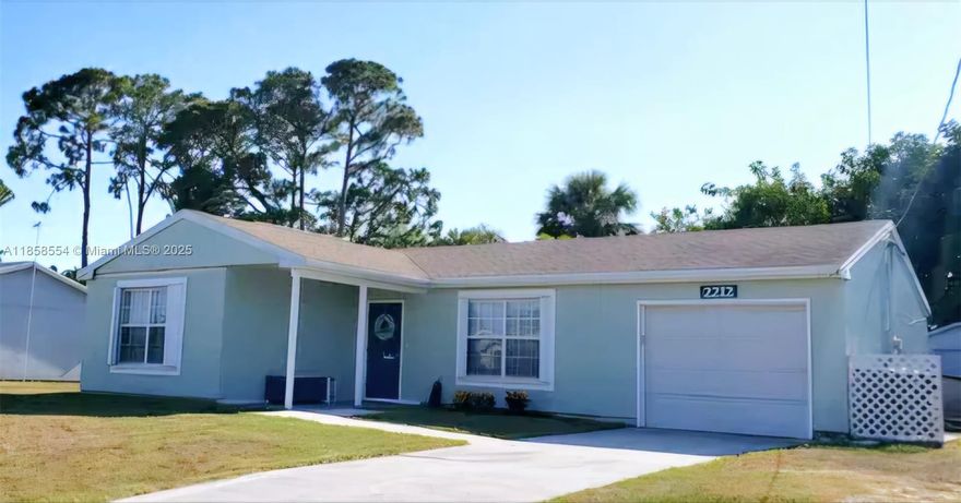 Welcome to this centrally located gem in Port St. Lucie!
This spacious home features an updated kitchen and ample room for all your entertaining needs. Enjoy the convenience of being close to I-95 and the Florida Turnpike, making commuting a breeze.
Currently rented on a month-to-month basis—perfect for investors or future homeowners looking for flexibility.