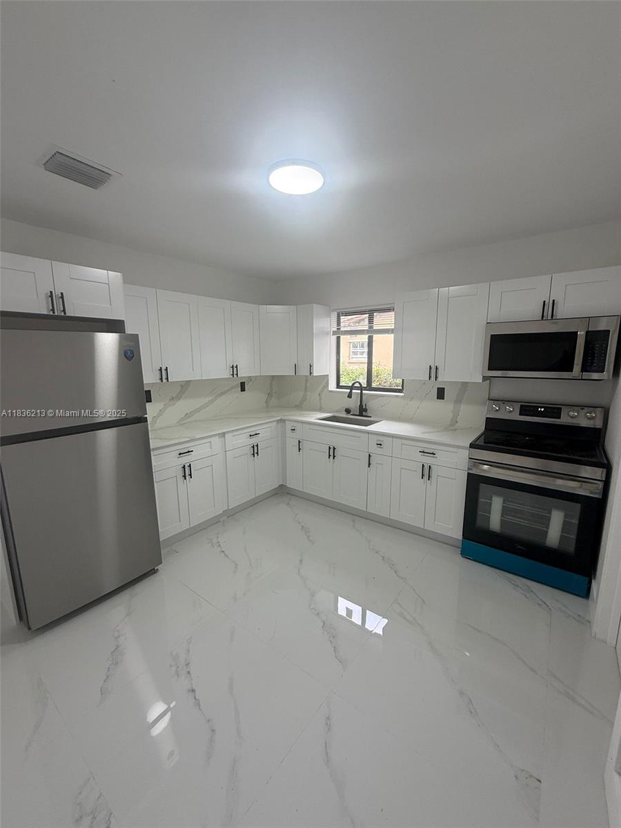 1041 NW 199th St, Miami Gardens, FL, 33169/$634,900 4 1041 NW 199th St