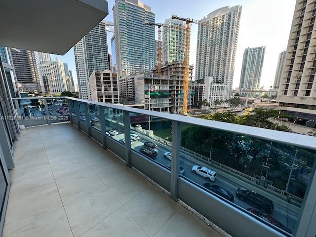 Beautiful 1 bedroom 1.5 bathroom apartment. Enjoy living in this sophisticated Residence at the Epic, one of Miami's most luxurious condominiums. Excellent features include 5 pools, poolside cabanas, marina, 12,000 Sq Ft Spa, 5 star concierge services. Enjoy the dazzling days & evening sunsets of Downtown Miami along the ever changing Miami River scene and spectacular city and bay views. Best location no need to drive. Near supermarket, Brickell area, Bayfront Park, Financial district.