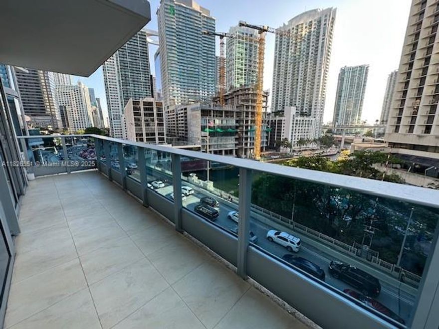 Beautiful 1 bedroom 1.5 bathroom apartment. Enjoy living in this sophisticated Residence at the Epic, one of Miami's most luxurious condominiums. Excellent features include 5 pools, poolside cabanas, marina, 12,000 Sq Ft Spa, 5 star concierge services. Enjoy the dazzling days & evening sunsets of Downtown Miami along the ever changing Miami River scene and spectacular city and bay views. Best location no need to drive. Near supermarket, Brickell area, Bayfront Park, Financial district.