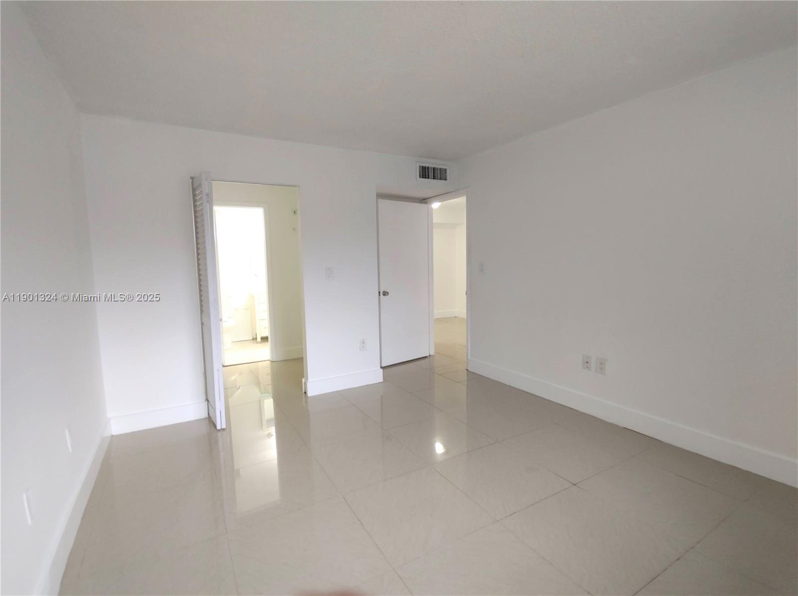 THE COURTS AT KENDALL CON - Residential