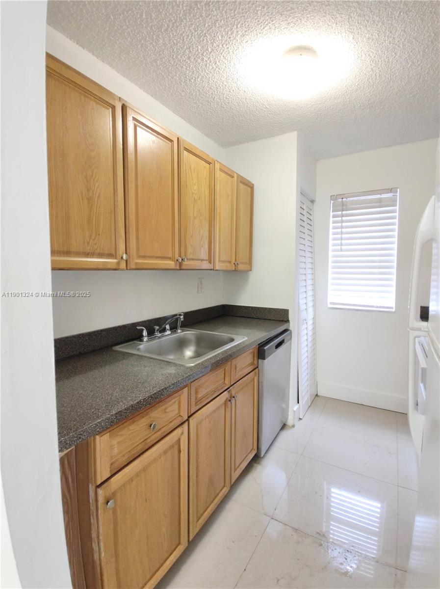 THE COURTS AT KENDALL CON - Residential