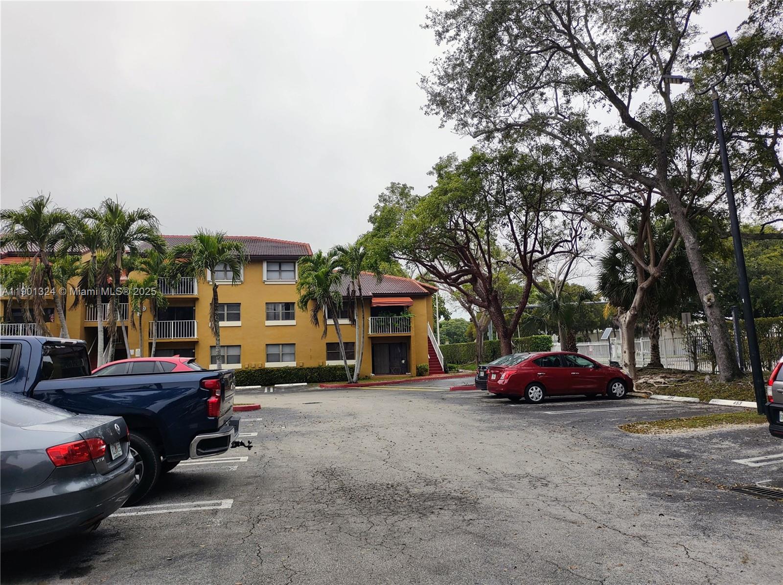 THE COURTS AT KENDALL CON - Residential