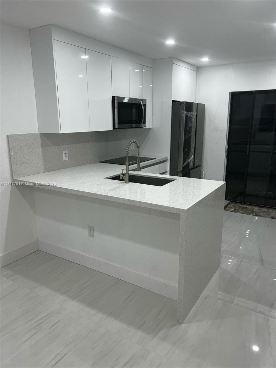 Rental Property at 5420 W 21st Ct 110, Hialeah, Miami-Dade County, Florida - Bedrooms: 2 
Bathrooms: 2  - $2,400 MO.