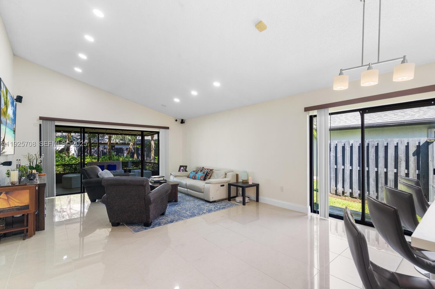 VILLAS AT BONAVENTURE IN - Residential