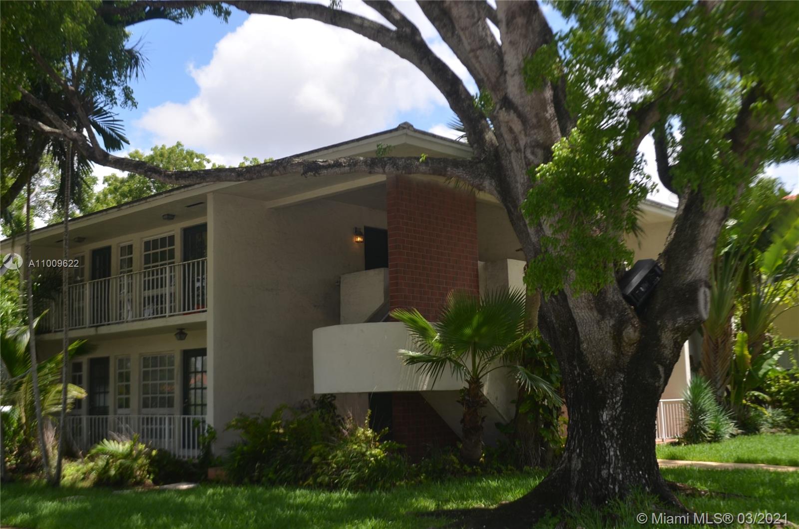 Great apartment, 3 blocks from UM, very well sized rooms, all tile, updated bathrooms, big closets, washer & dryer, easy parking. Welcome UM students! *EWM background required through EWM $45 per person over 18 yrs old.