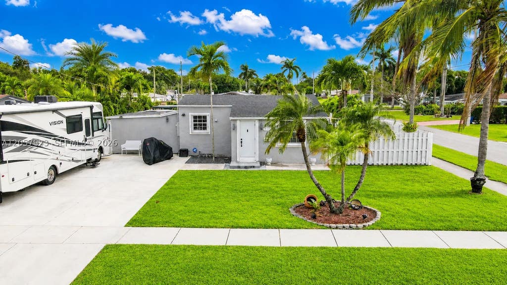 Photo of 117 SW 6th St, Hallandale Beach, FL 33009 (MLS # A12057823)