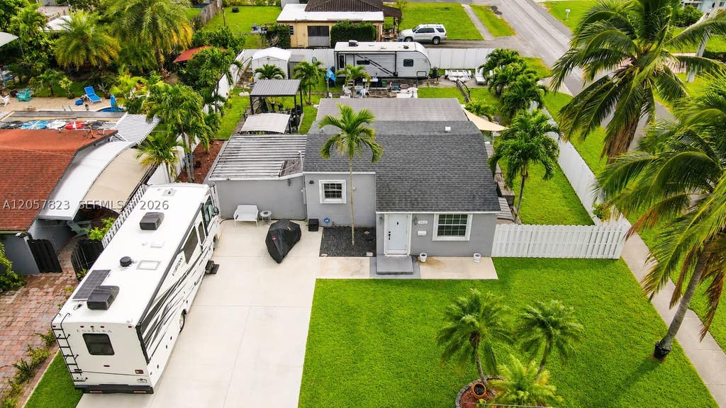 Photo of 117 SW 6th St, Hallandale Beach, FL 33009 (MLS # A12057823)