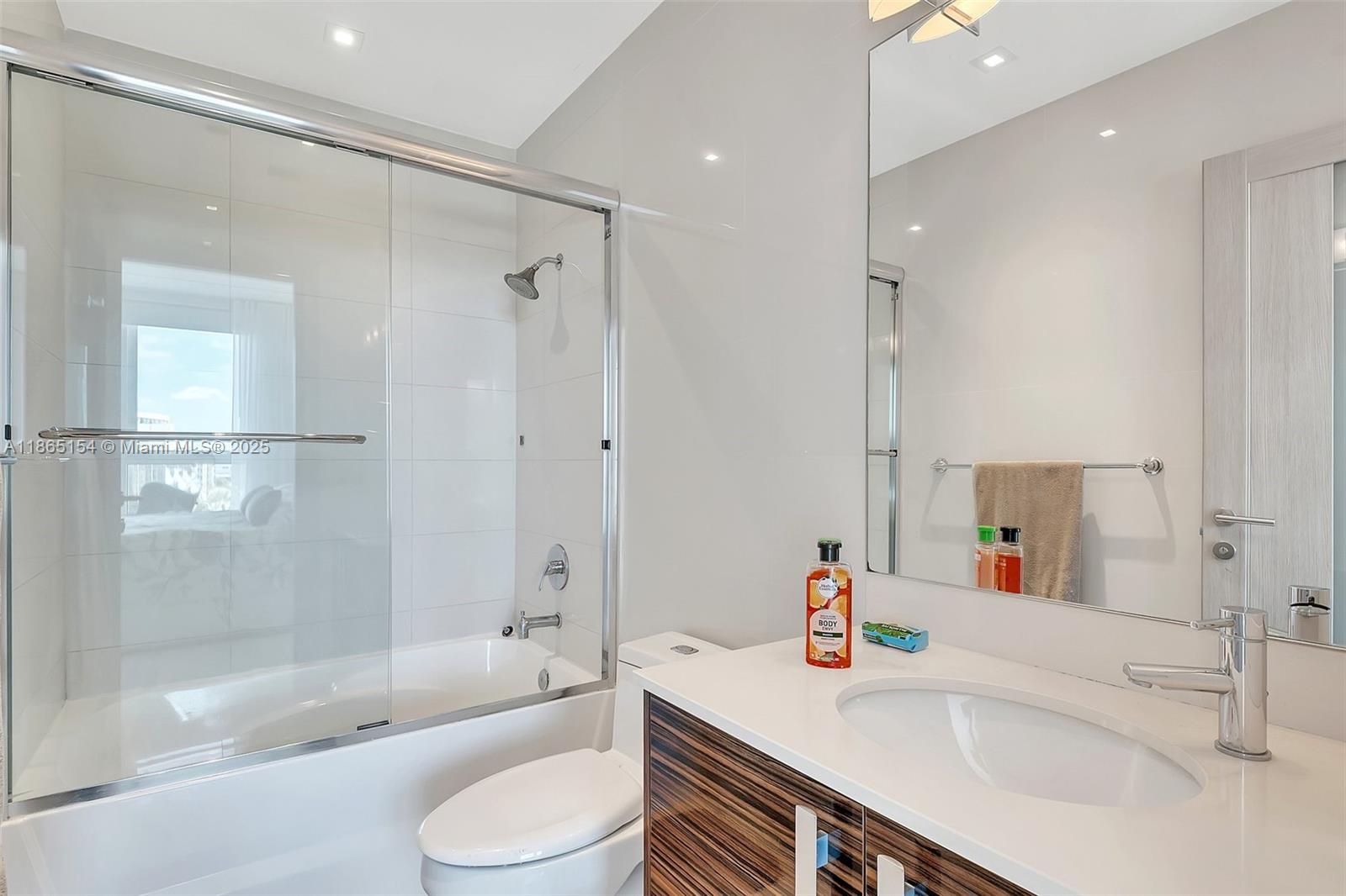 PARAMOUNT BAY CONDO - Residential