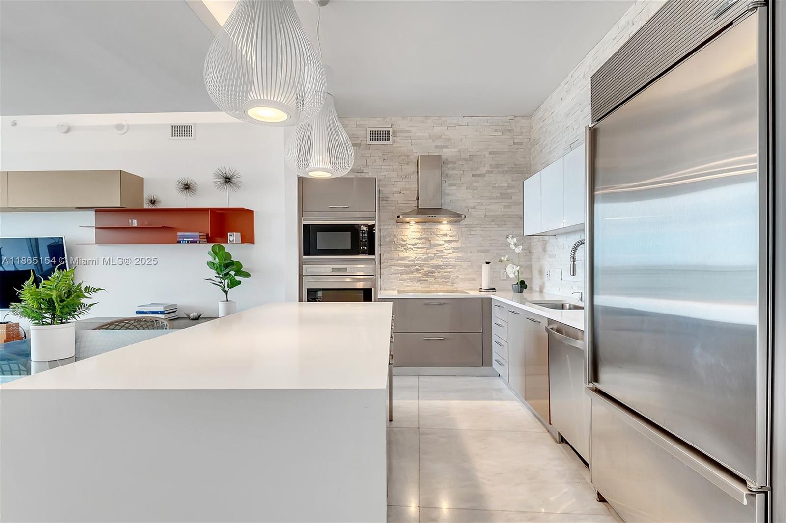 PARAMOUNT BAY CONDO - Residential