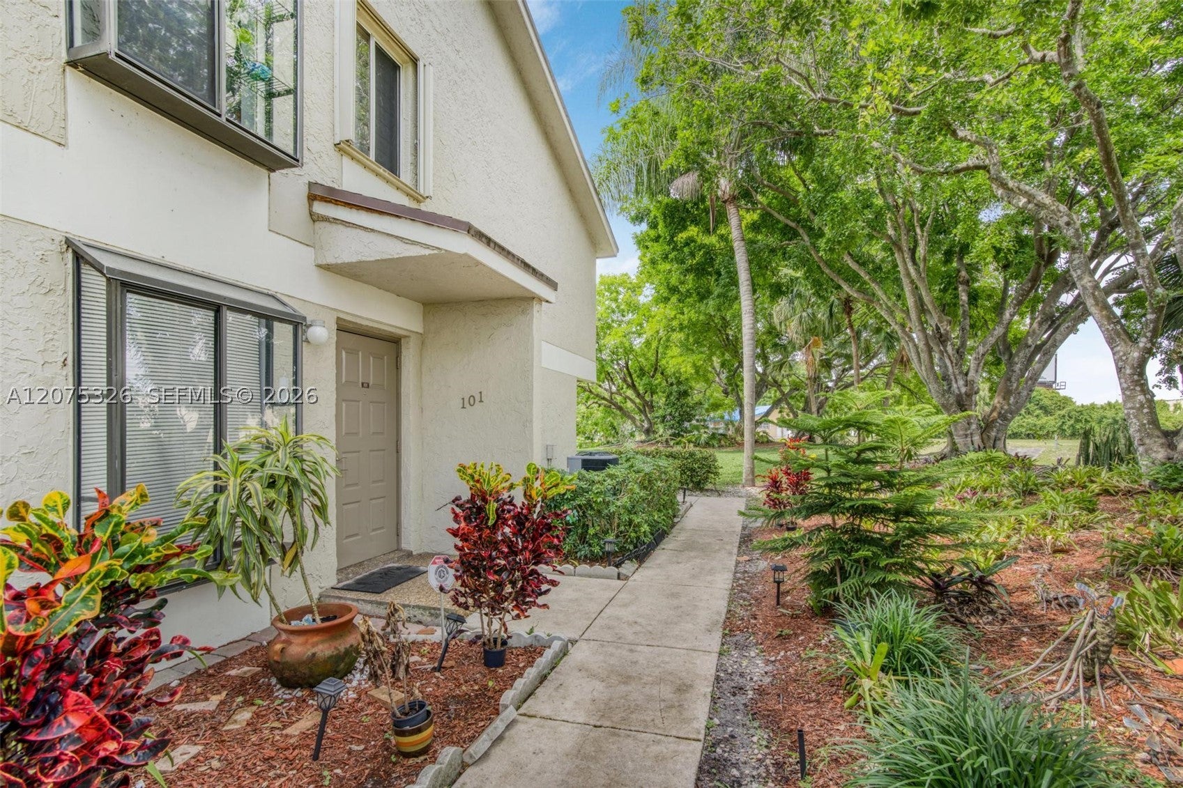 709 Gardens Dr 101