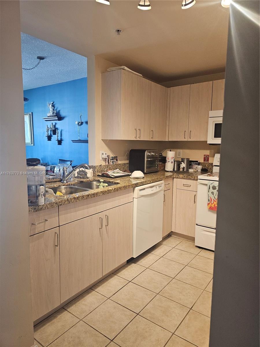 DOUGLAS GRAND CONDO - Residential