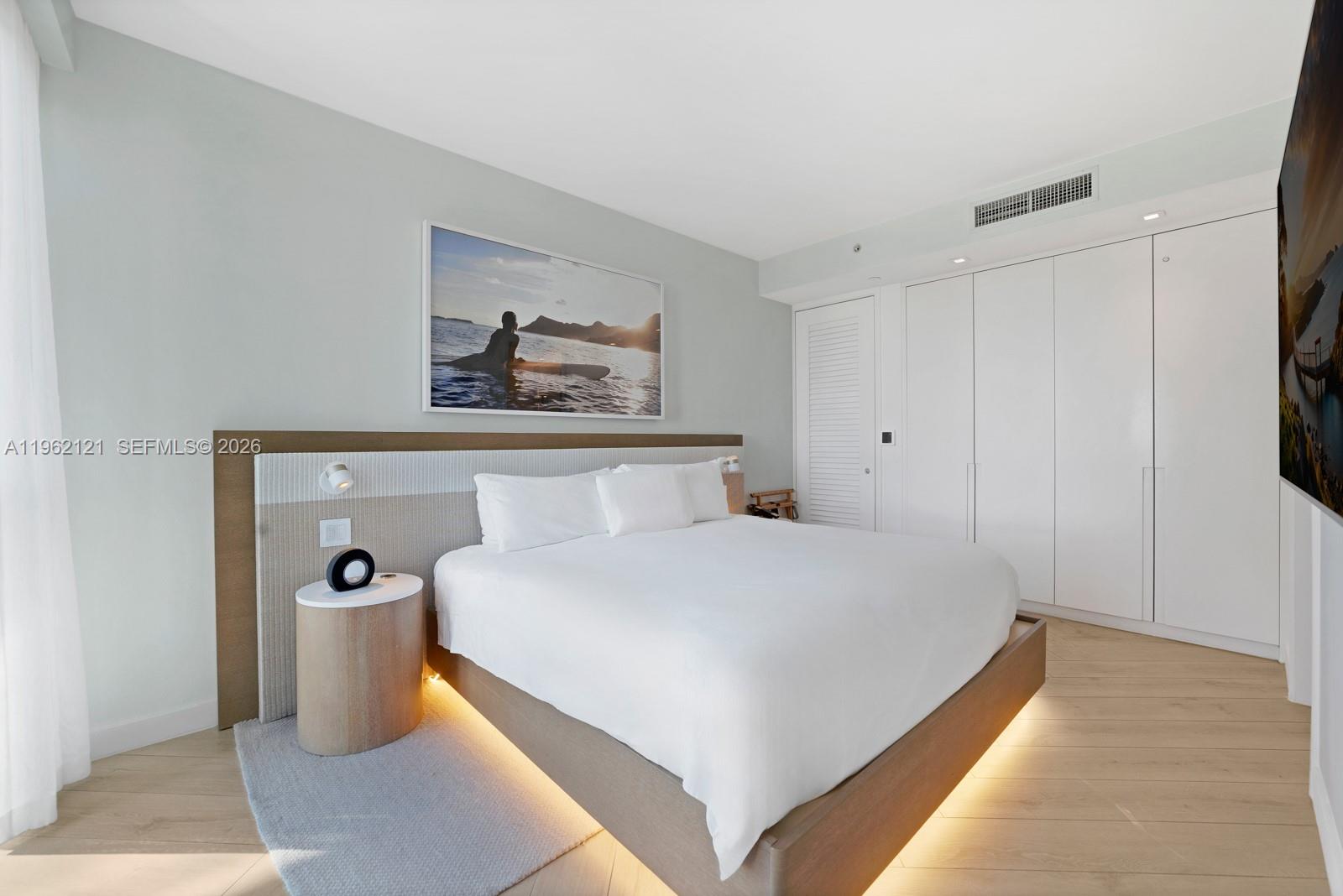 2201 Collins Ave 1010