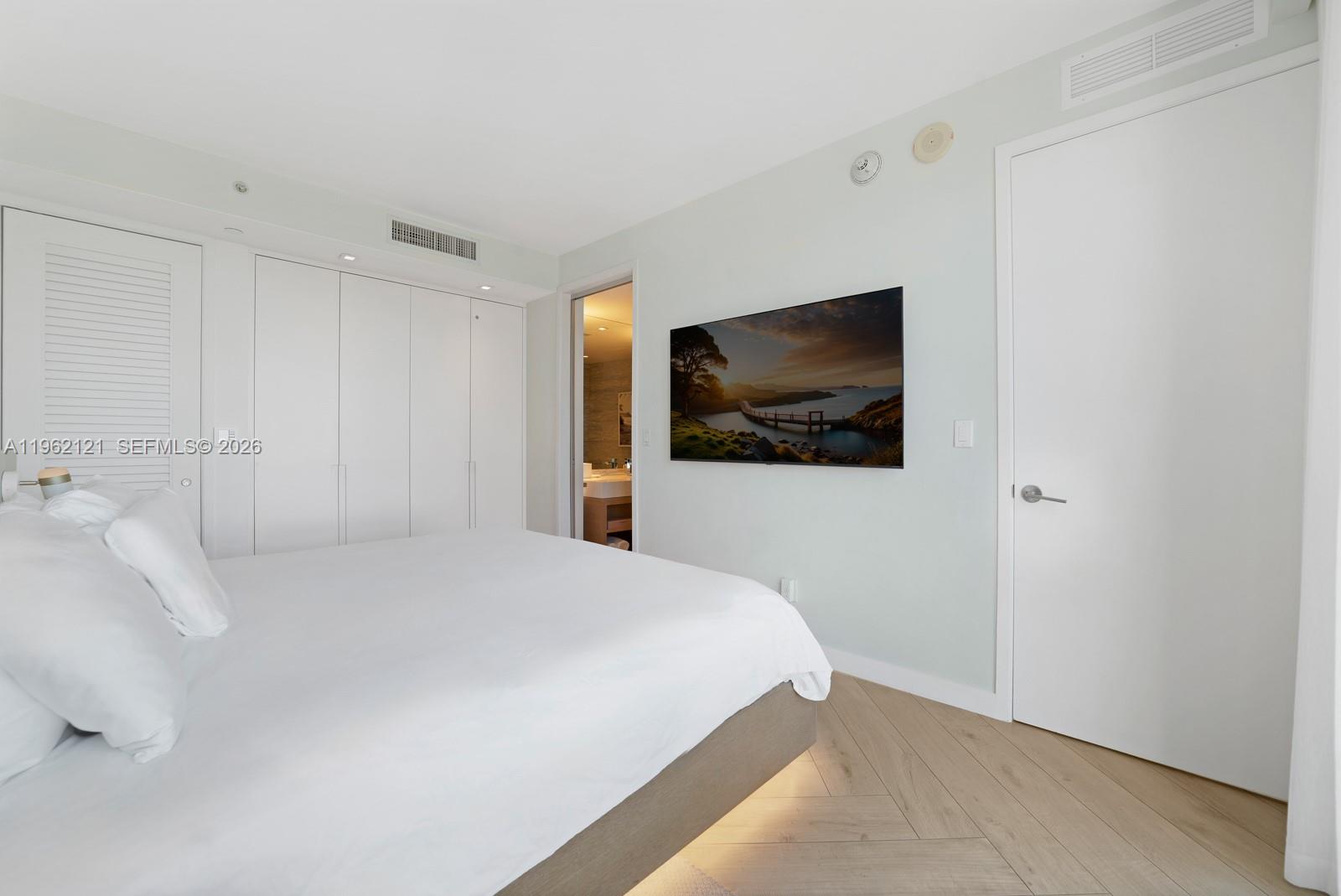 2201 Collins Ave 1010