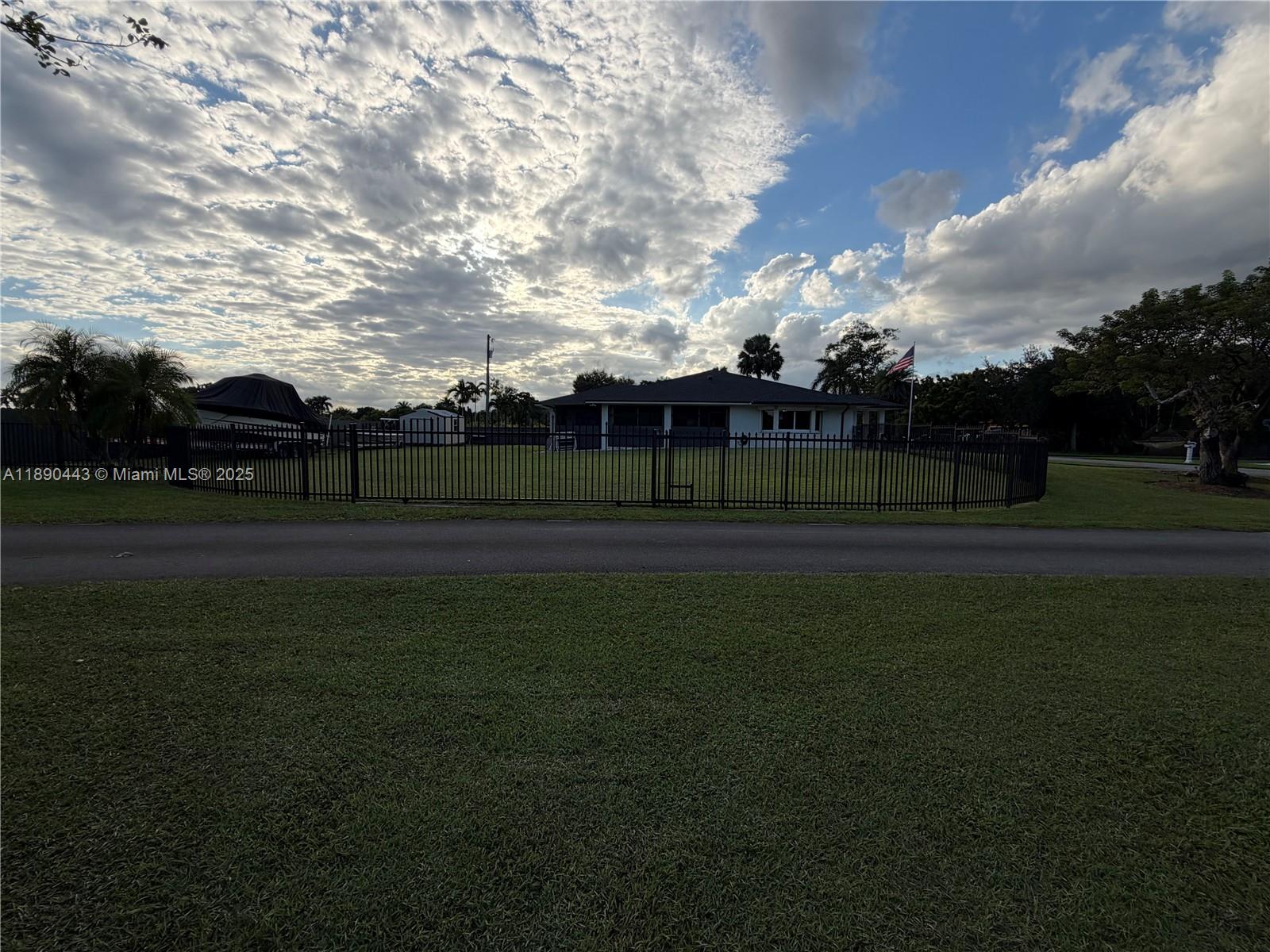 COUNTRY CLUB ESTS OF HOME - Residential
