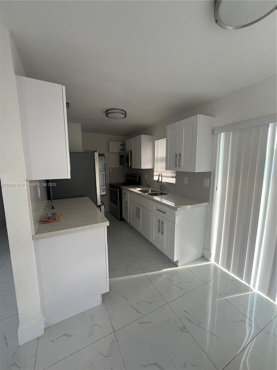Home for Sale in Highly Desirable Southwest Miami!
Located near Metro-South, US-1, the Expressway, Jackson Hospital, and the popular The Falls Mall, this home offers both comfort and convenience in one of Miami’s most sought-after areas.
? Property Highlights:
• 3 spacious bedrooms ???
• 2 full bathrooms ??
• Single-story layout, perfect for all ages
• Oversized lot with plenty of room to park your boat, build a pool, or enjoy a large backyard
• No HOA and no CDD – total freedom with no restrictions!
• Move-in ready
• Eligible for first-time homebuyers
• Motivated seller – ready to make a deal!
?? Easy to show anytime – just contact the Listing Agent to schedule your private tour.
Don’t miss it!