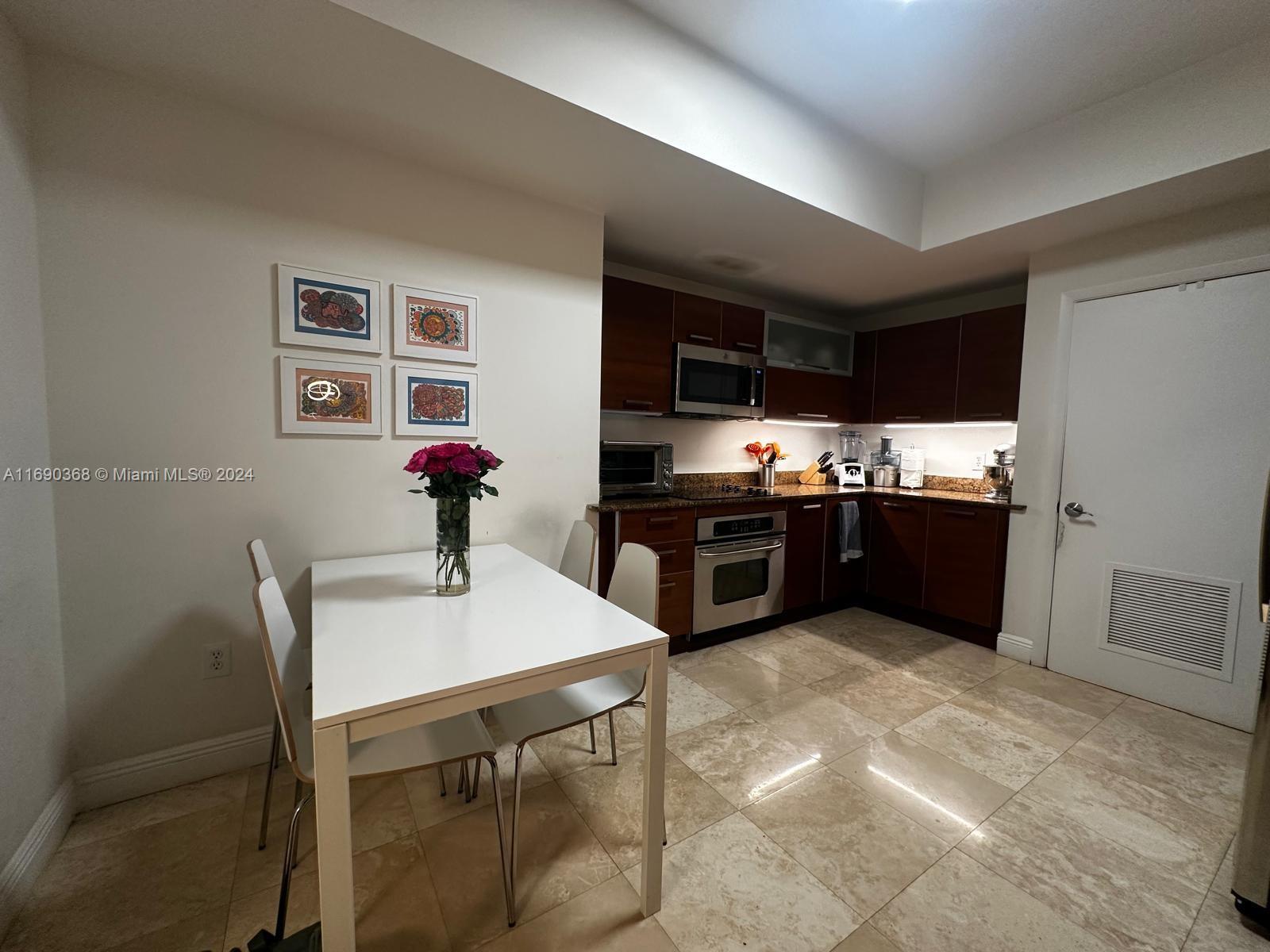 3330 NE 190 ST 1215