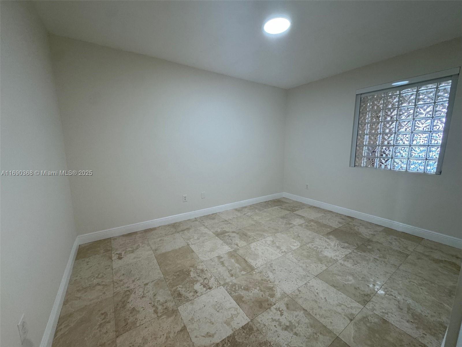 3330 NE 190 ST 1215