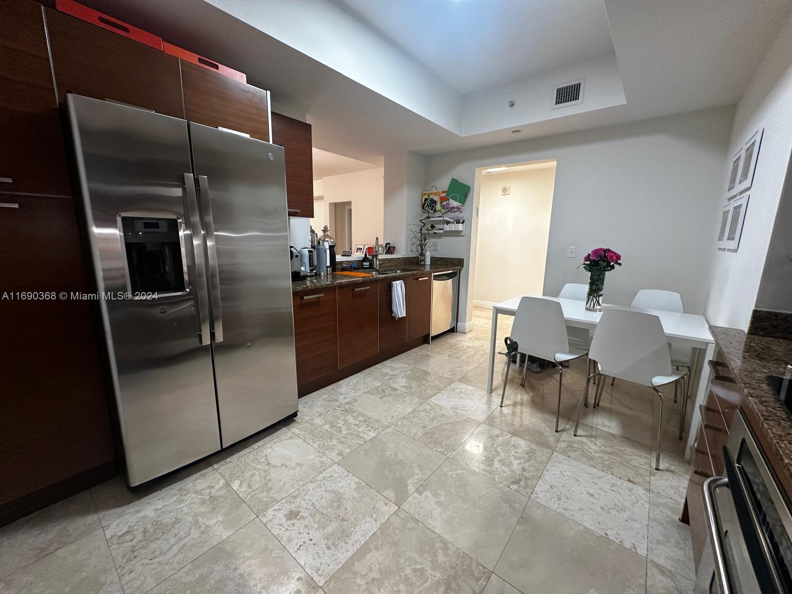 3330 NE 190 ST 1215