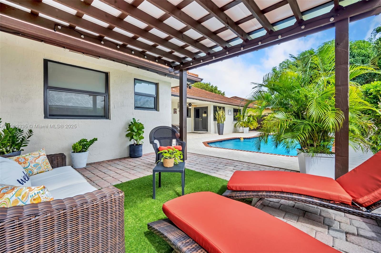 HAMMOCKS SHORES 3RD ADDN - Residential