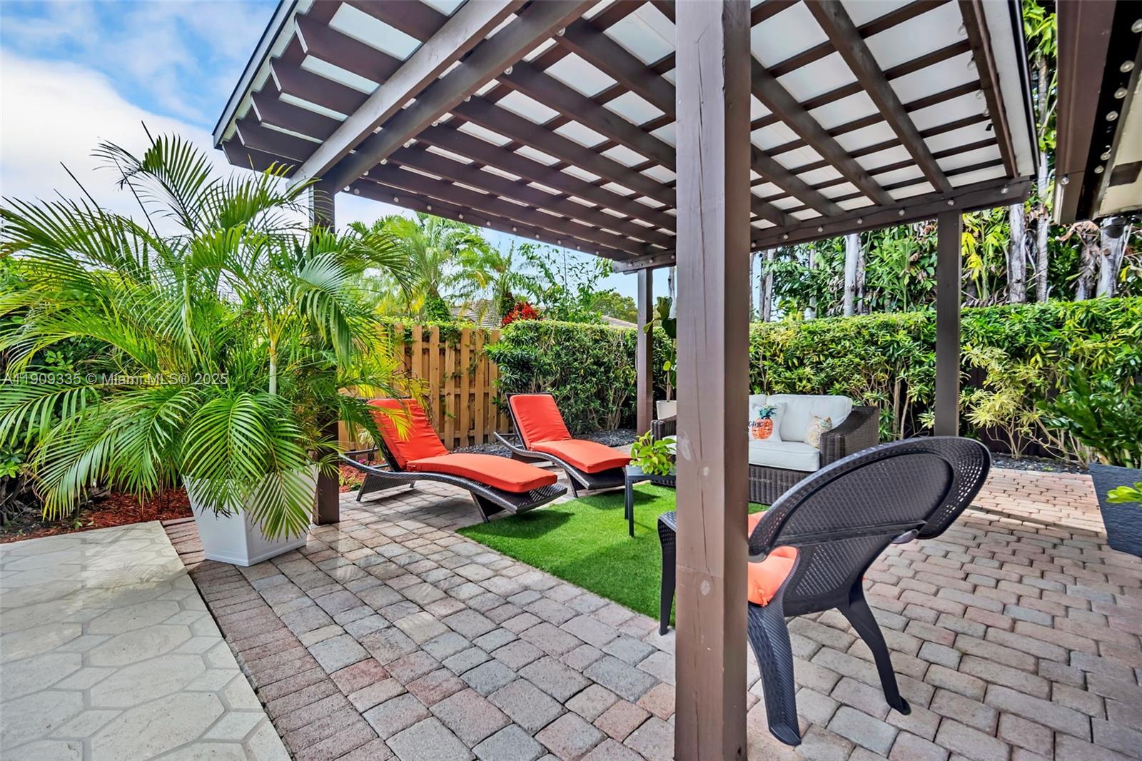 HAMMOCKS SHORES 3RD ADDN - Residential