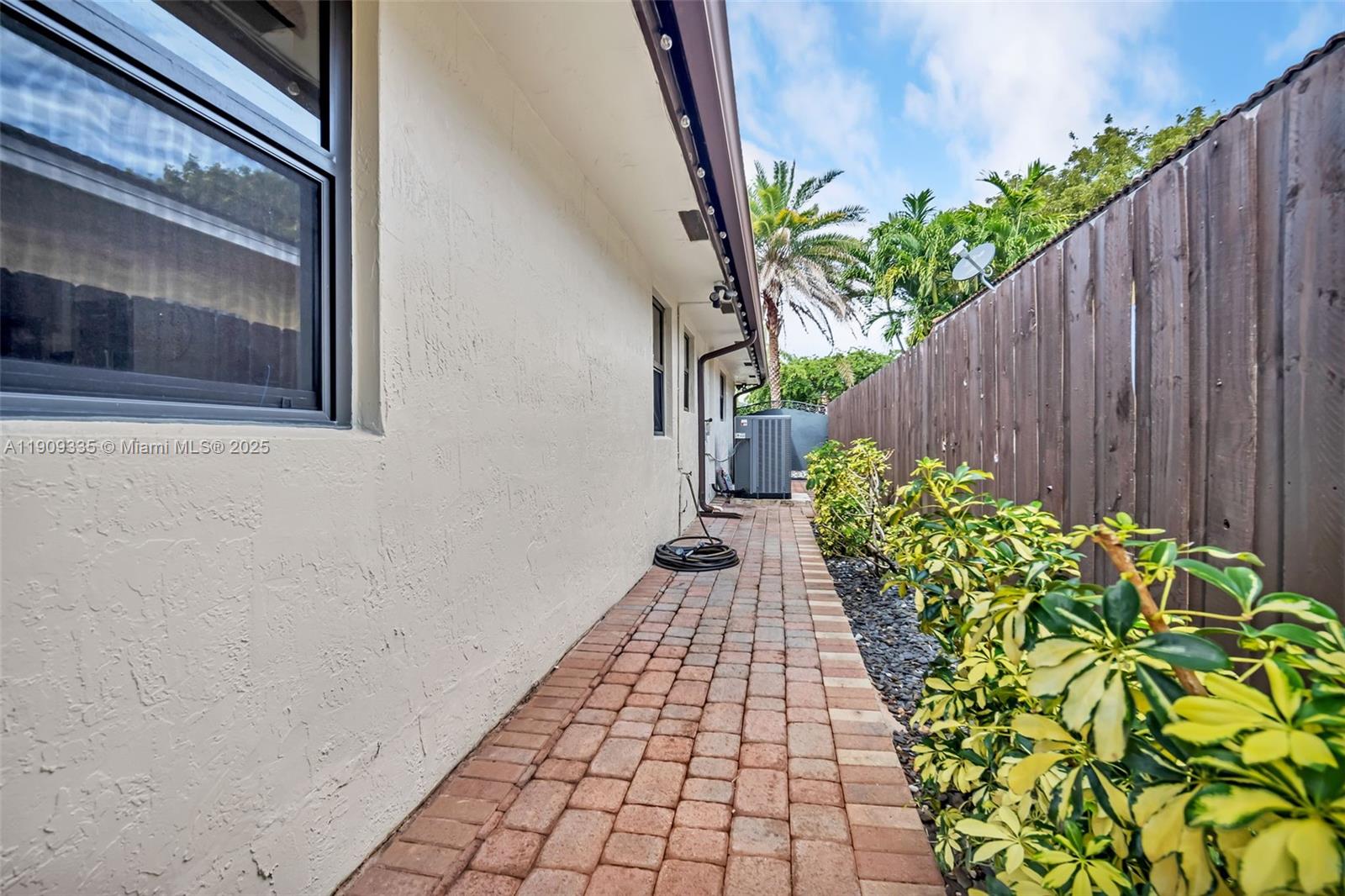 HAMMOCKS SHORES 3RD ADDN - Residential