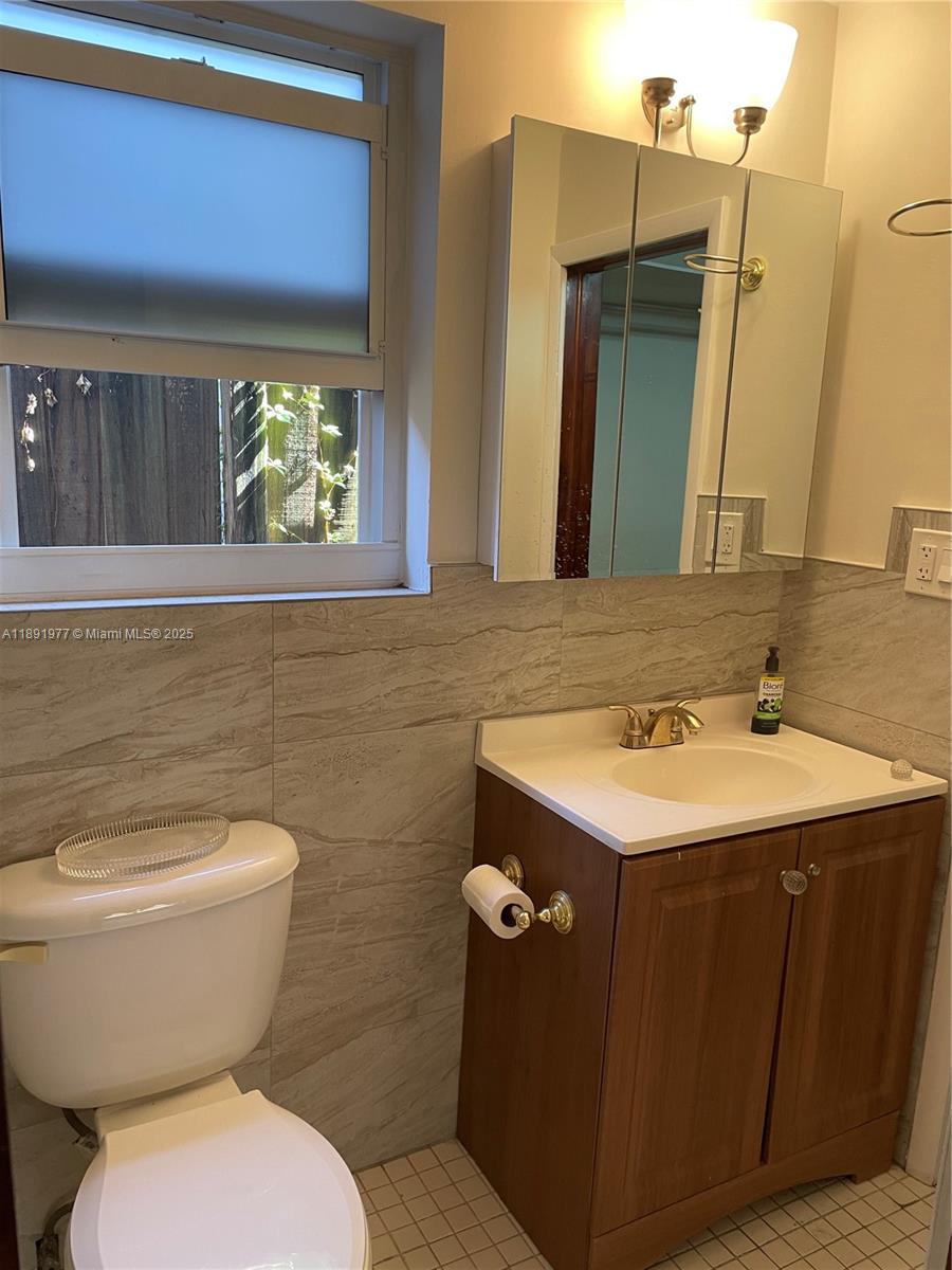 HOLLYWOOD TERR NO 2 - Residential Lease