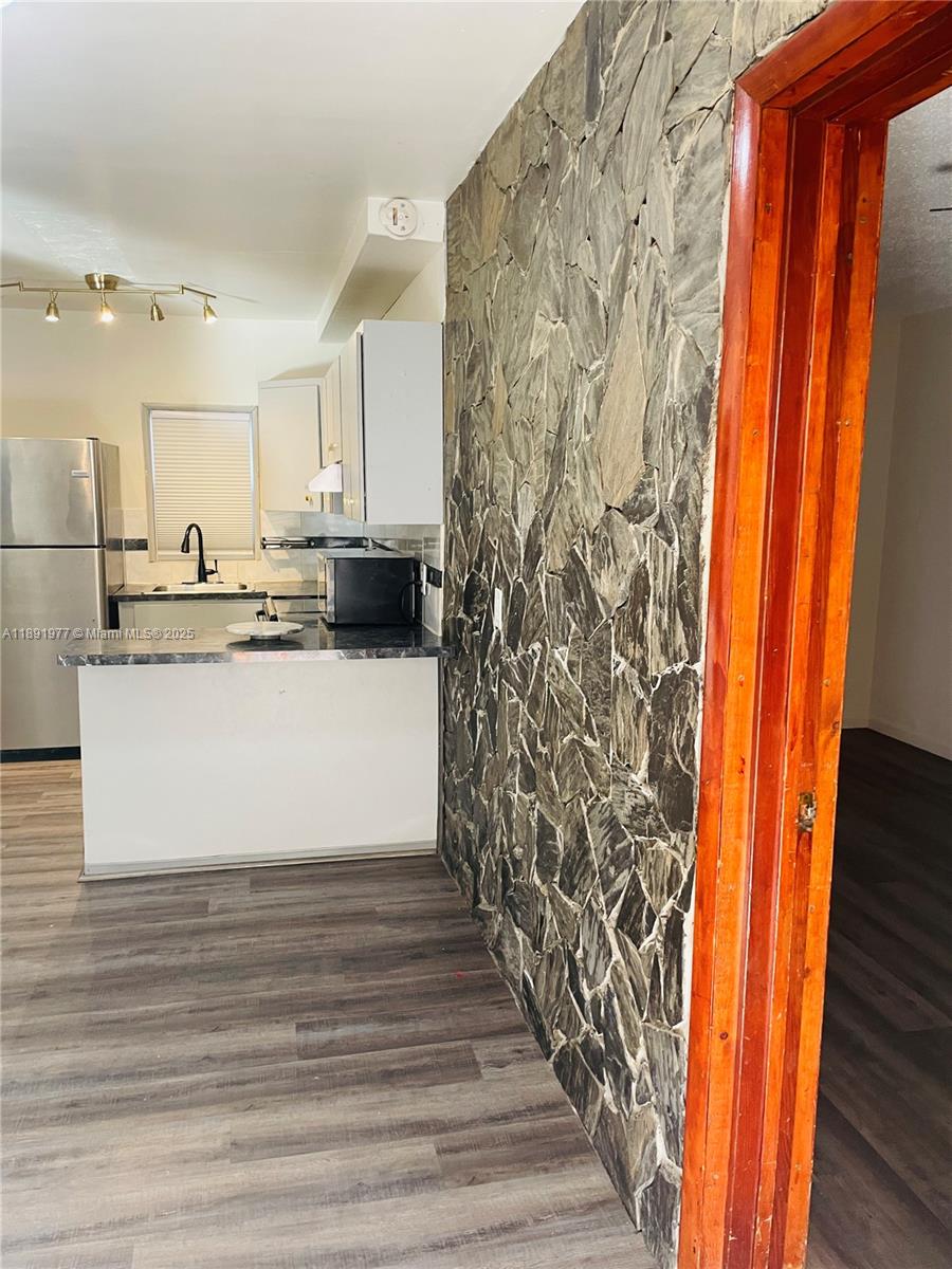 HOLLYWOOD TERR NO 2 - Residential Lease