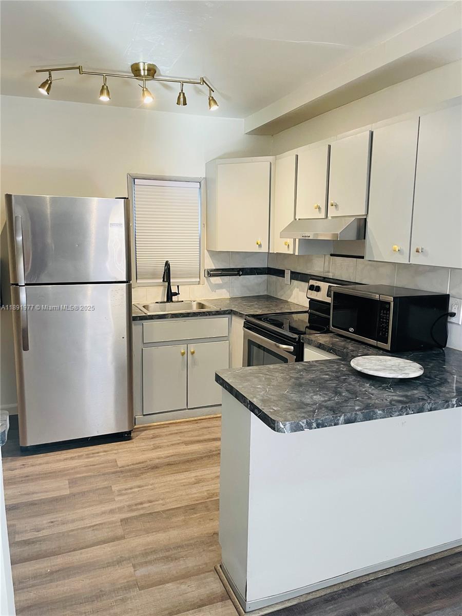 HOLLYWOOD TERR NO 2 - Residential Lease