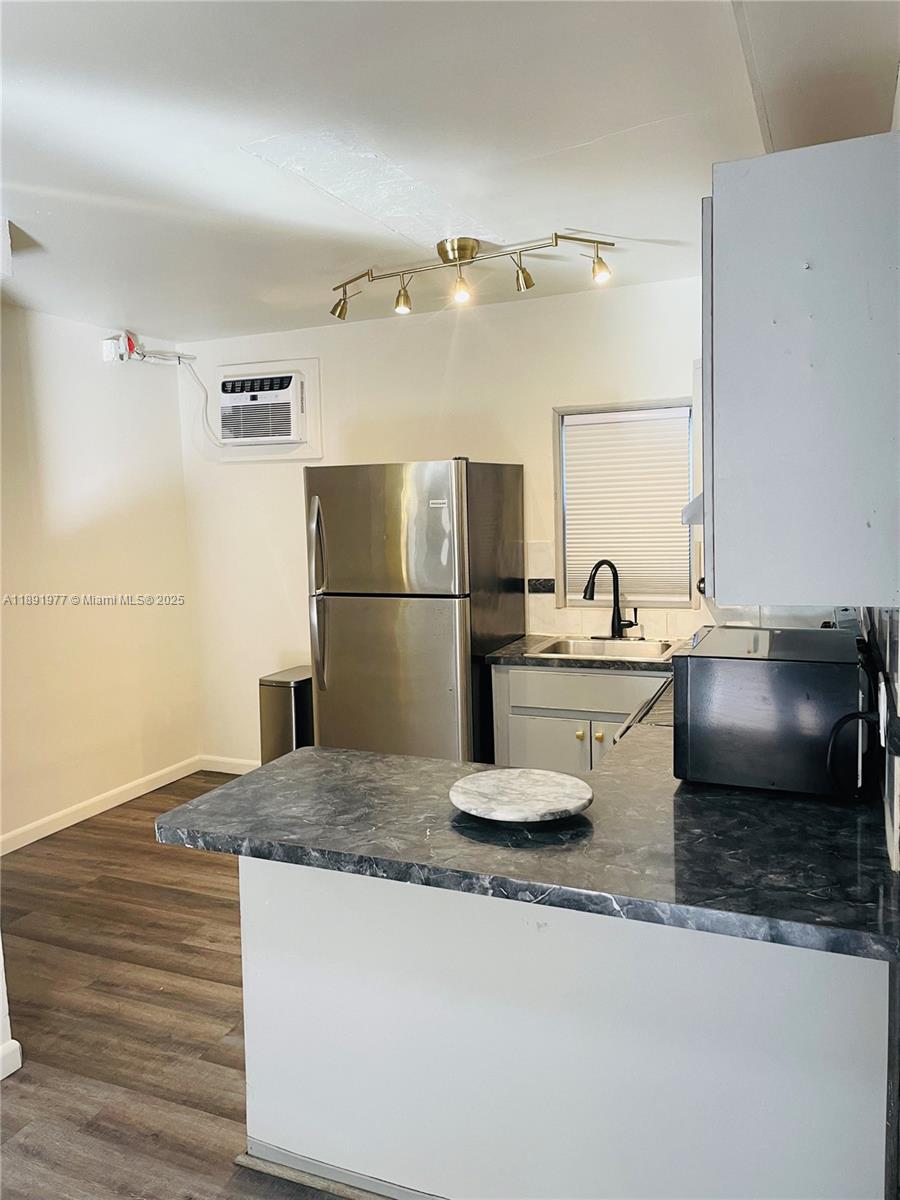 HOLLYWOOD TERR NO 2 - Residential Lease