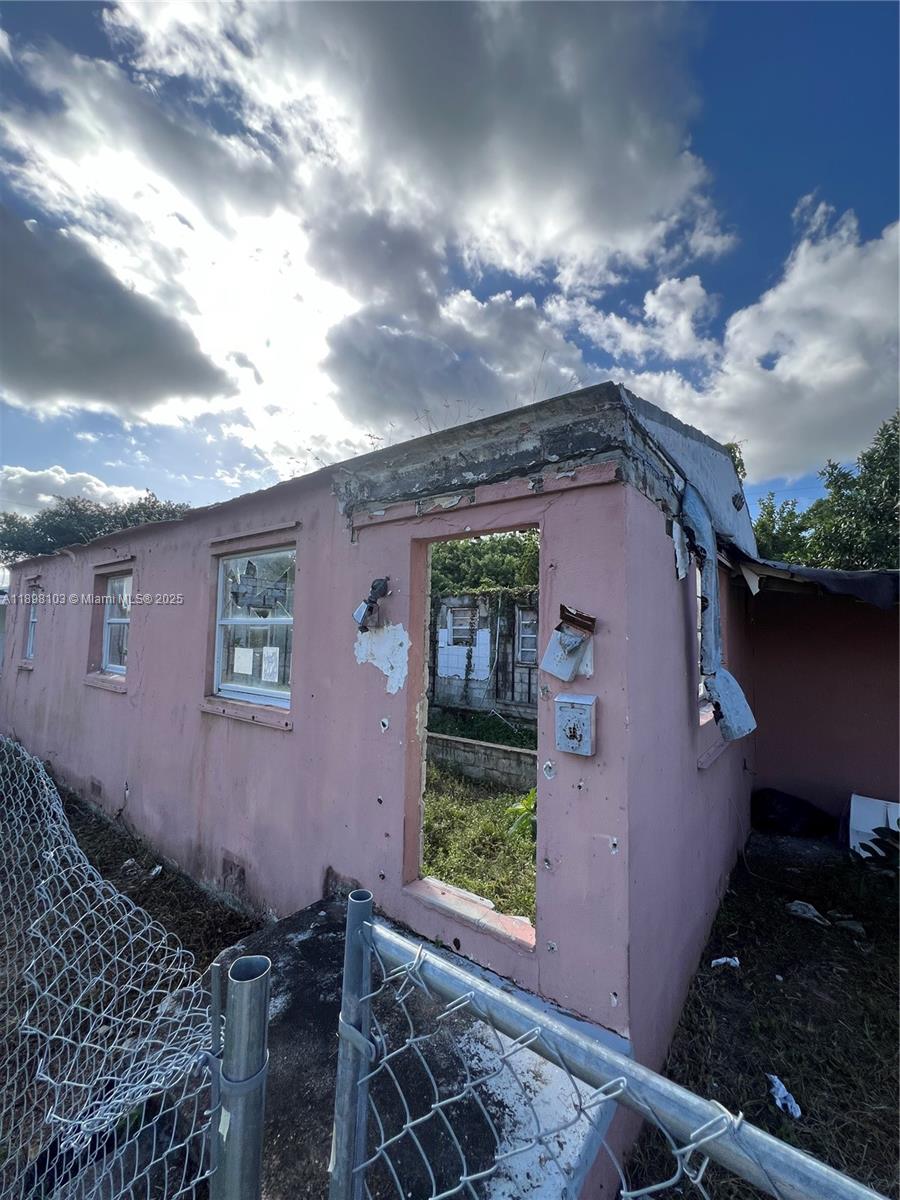 View photos, virtual tours, details... 2122 Dewey St
