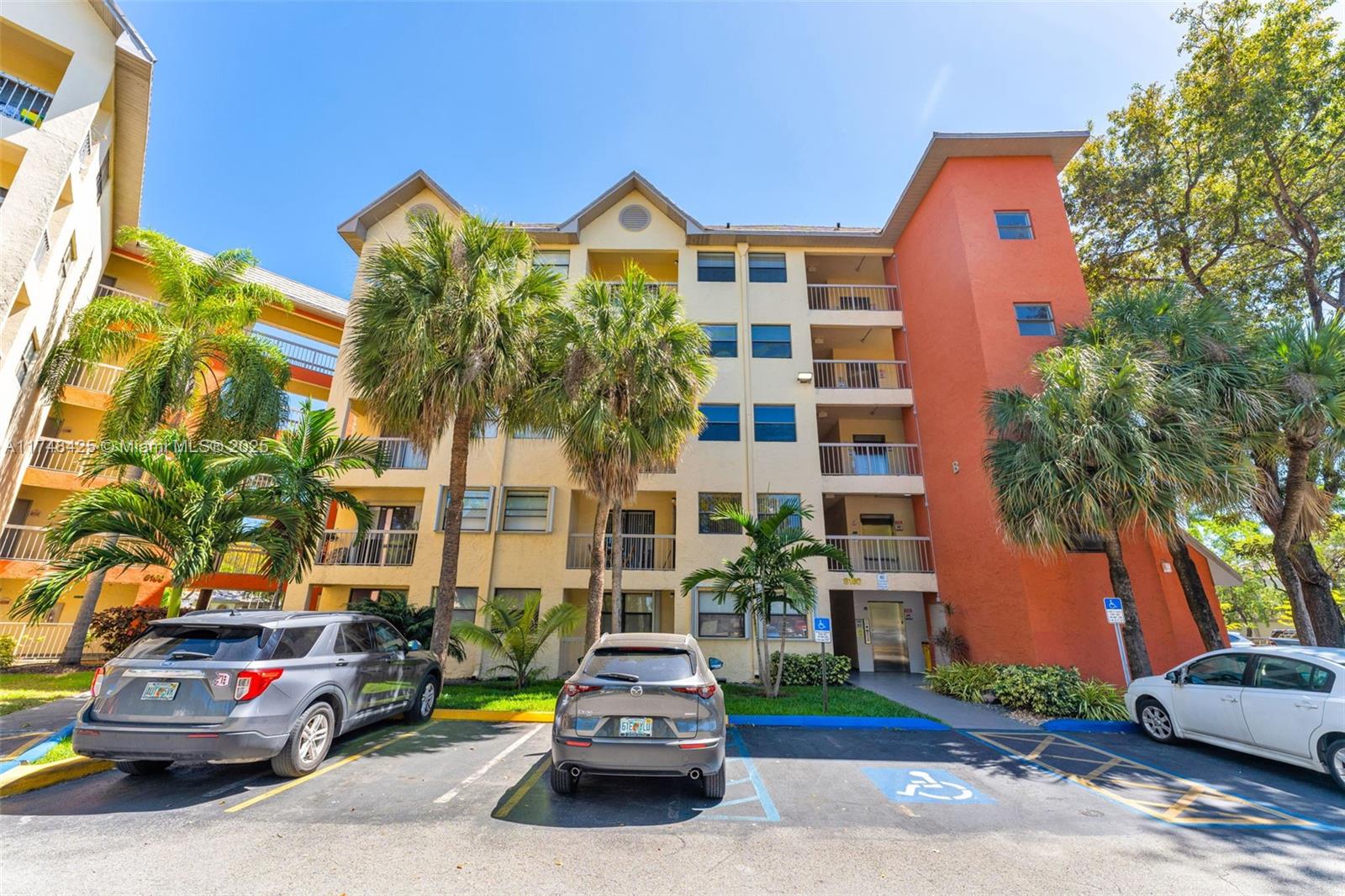 Property for Sale at 8180 Geneva Ct 325, Doral, Miami-Dade County, Florida - Bedrooms: 2 
Bathrooms: 2  - $305,000
