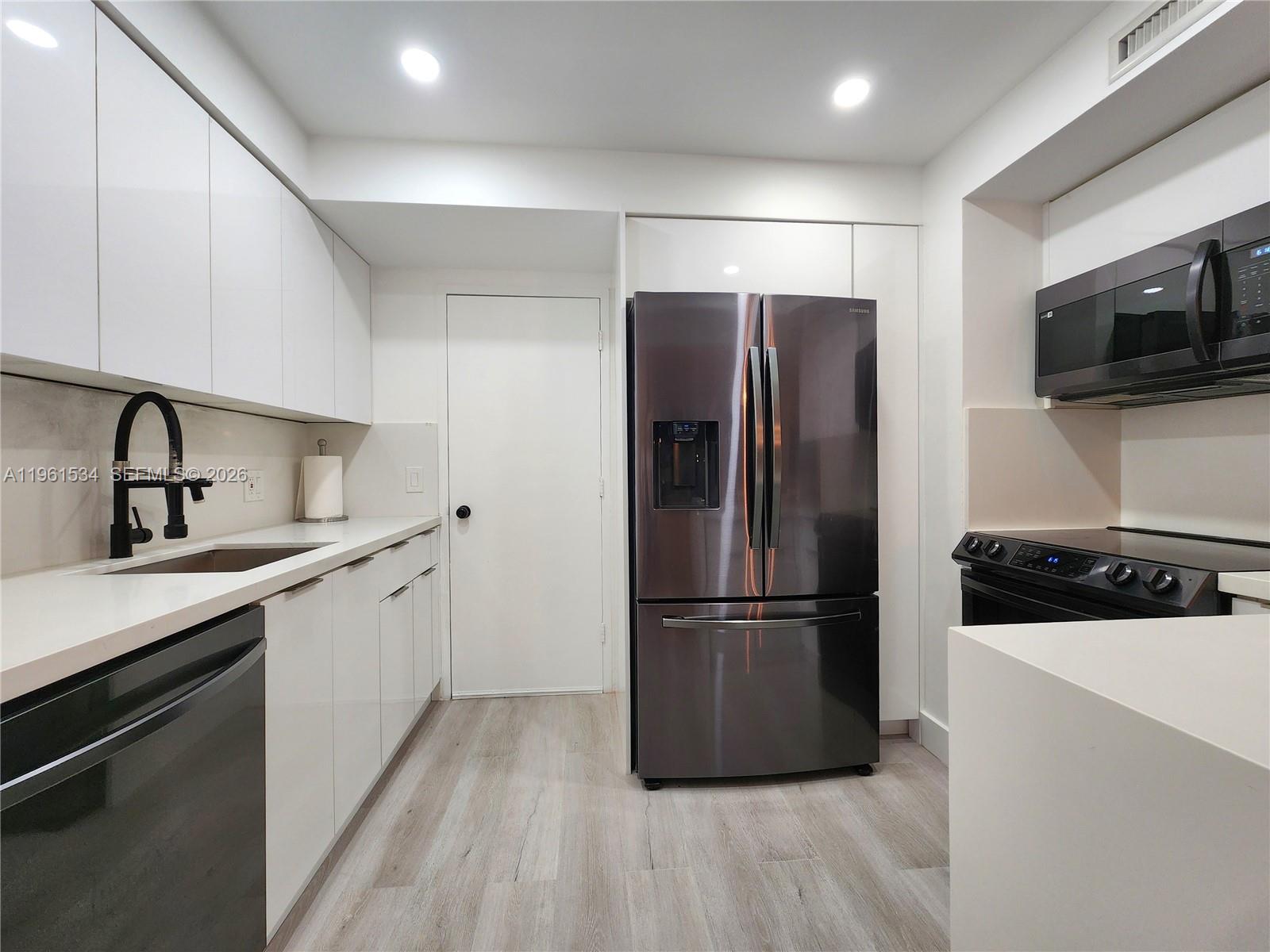 ALEXANDER TOWERS CONDO - Residential