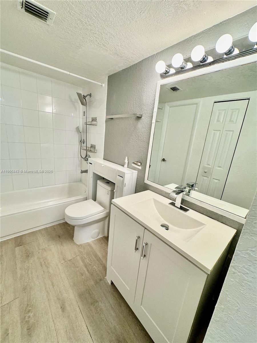 THE FOUNTAINS AT FONTAINEB - Residential Lease