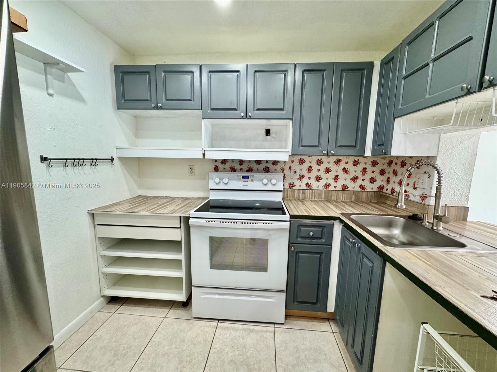 THE FOUNTAINS AT FONTAINEB - Residential Lease