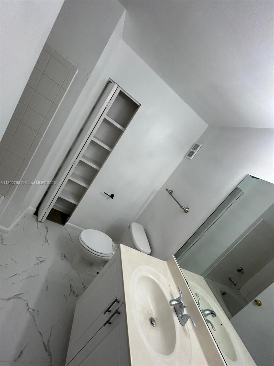 PALM LAKE CONDO - Residential Lease