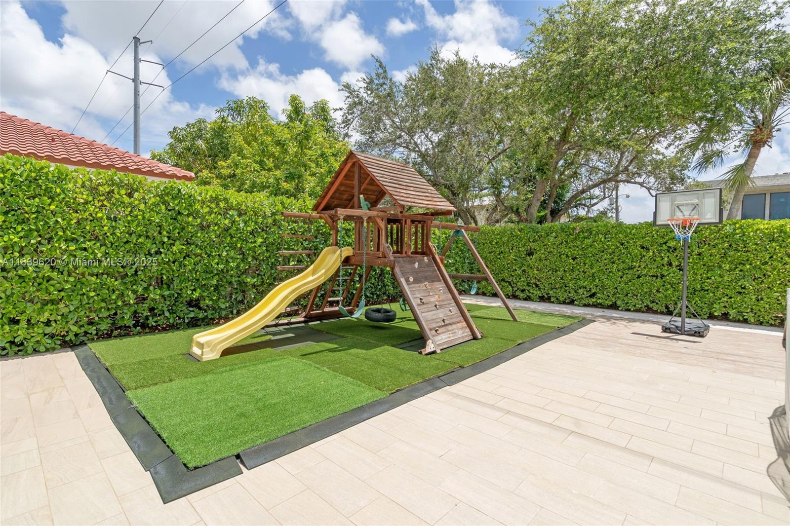 QUEENS COURT ESTATES - Residential