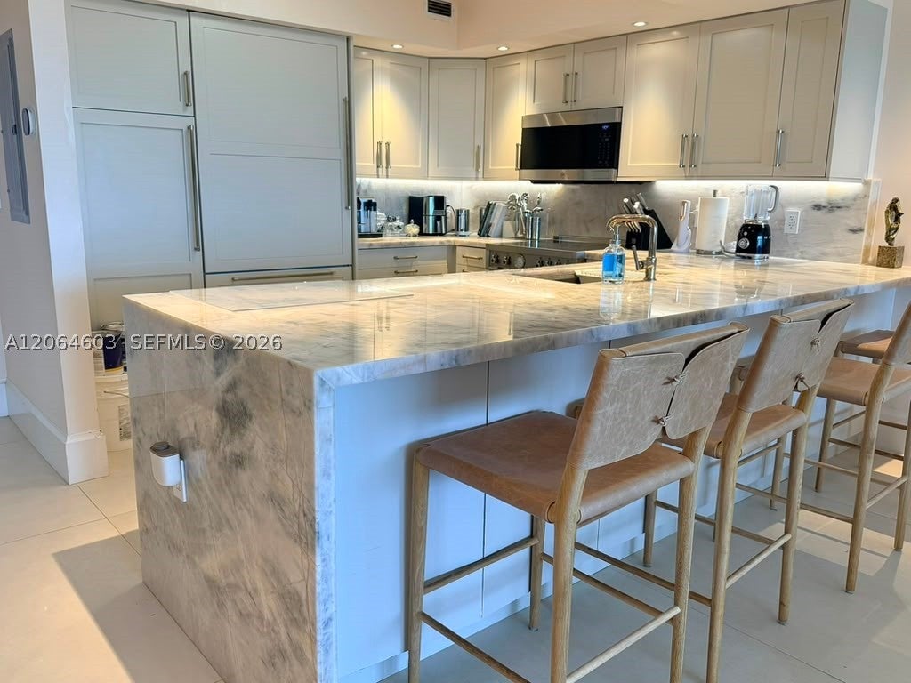 5600 Collins Ave 15S
