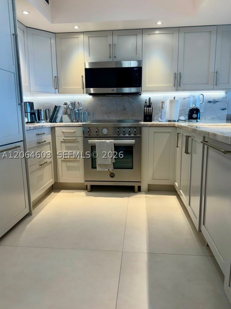 5600 Collins Ave 15S