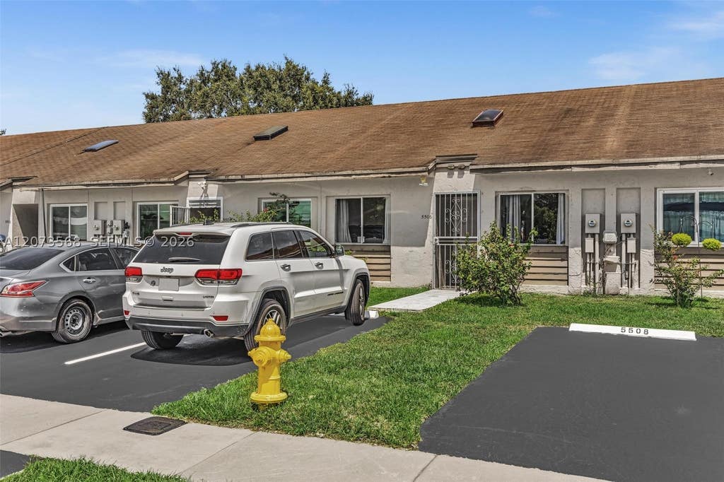Photo of 5506 SW 28th Ter, Dania Beach, FL 33312 (MLS # A12073568)