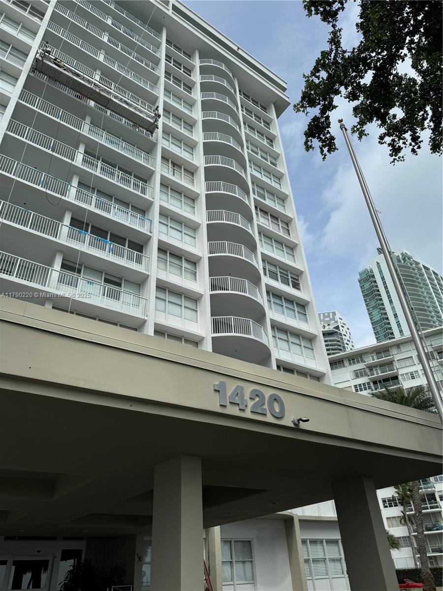 Property for Sale at 1420 Brickell Bay Dr 103A1, Miami, Broward County, Florida - Bedrooms: 1 
Bathrooms: 1  - $380,000