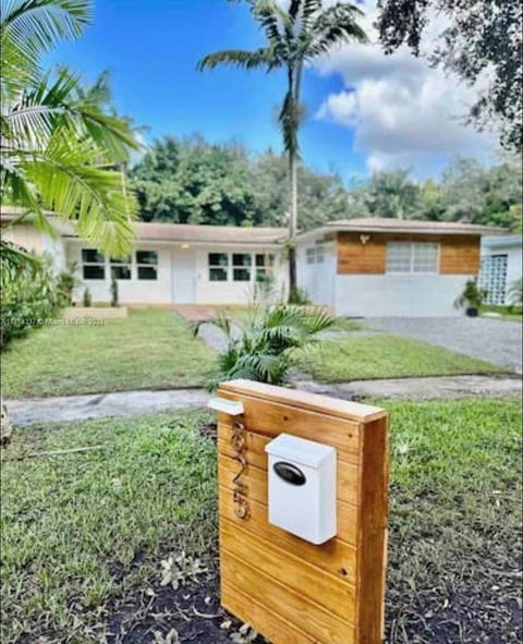 825 NE 151st St Miami FL 33162