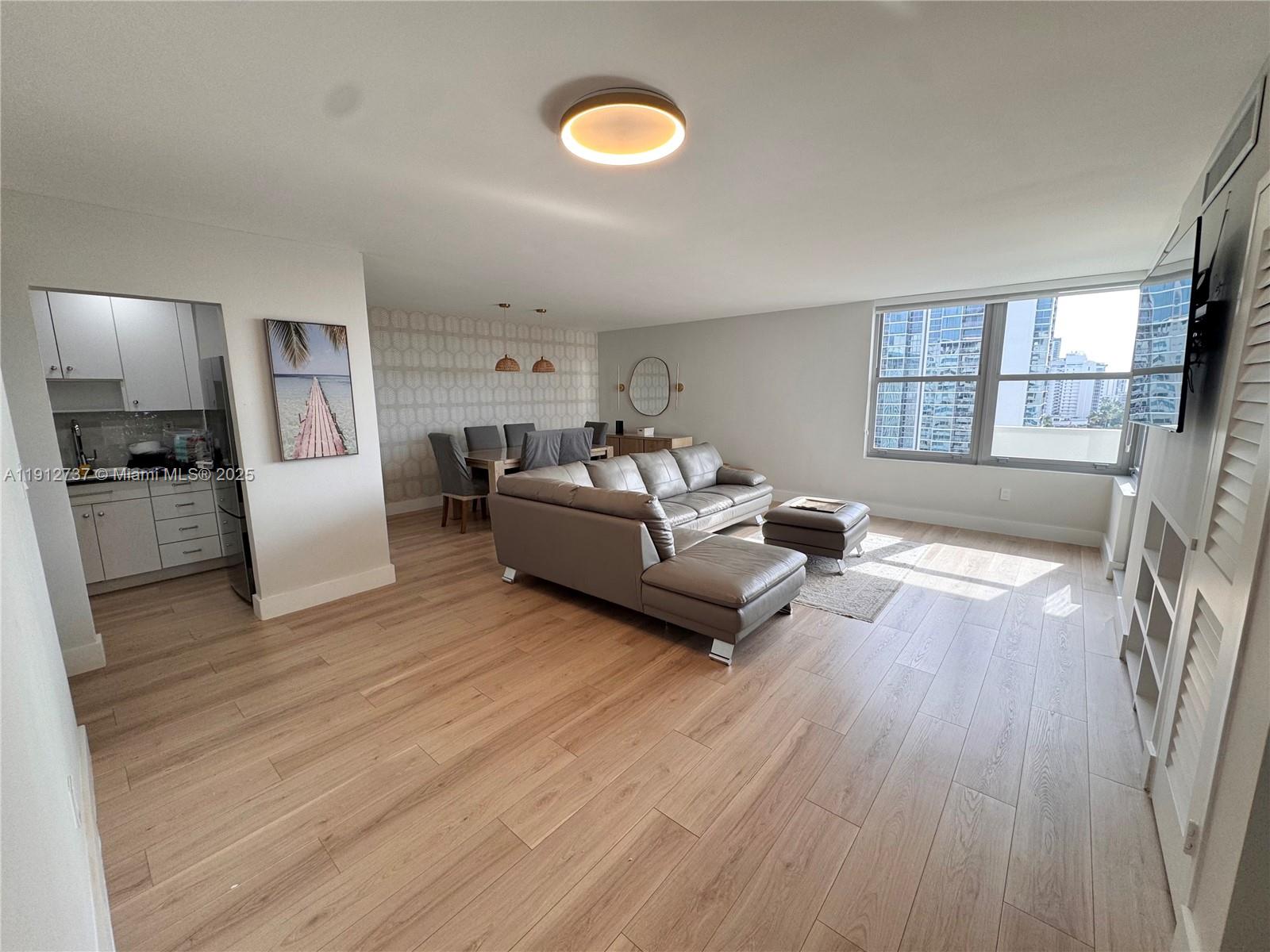 2899 Collins Ave 1212