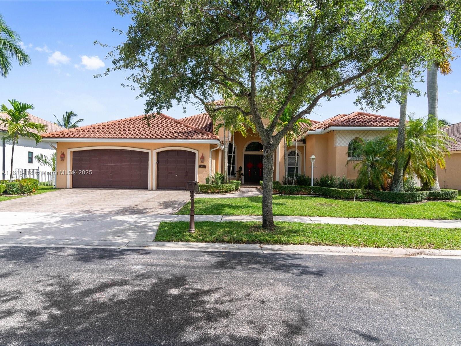 13732 Nw 11th Ct, Pembroke Pines, Miami-Dade County, Florida - 6 Bedrooms  
4 Bathrooms - 