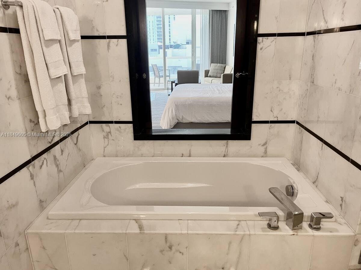 4391 Collins Ave 918