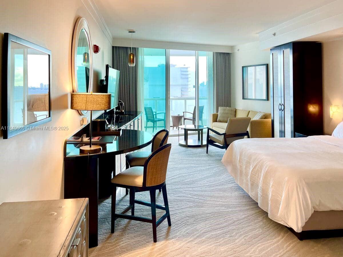 4391 Collins Ave 918