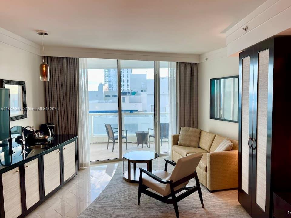 4391 Collins Ave 918